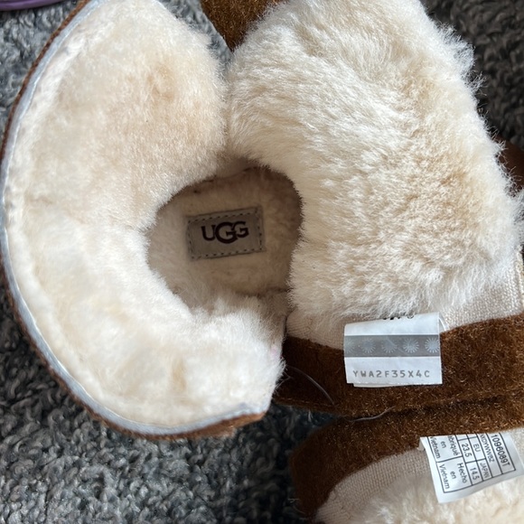 Slightly used toddler Ugg boots size 7c - Picture 6 of 8